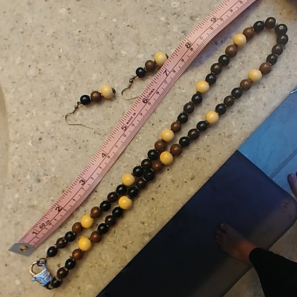 Necklace and earrings set with wooden beads - Picture 2 of 2